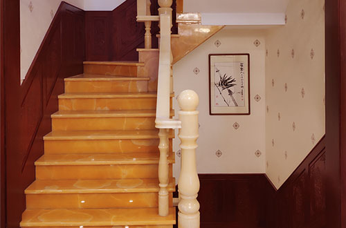 黄山中式别墅室内汉白玉石楼梯的定制安装装饰效果